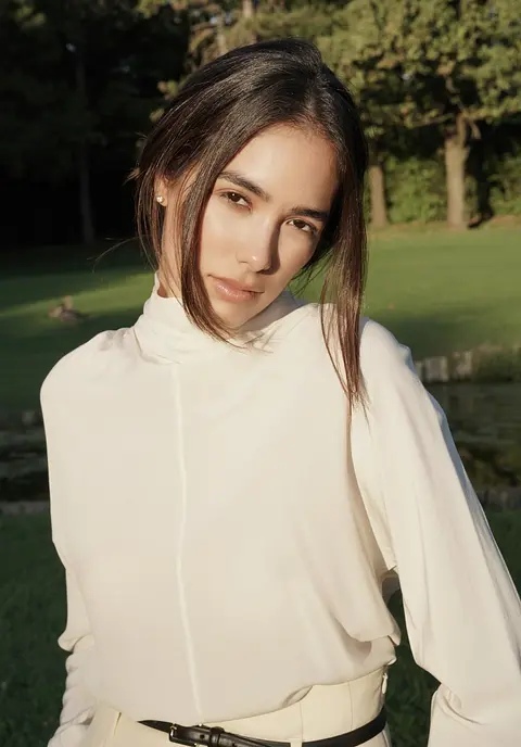 Sharon Fonseca in un giardino soleggiato