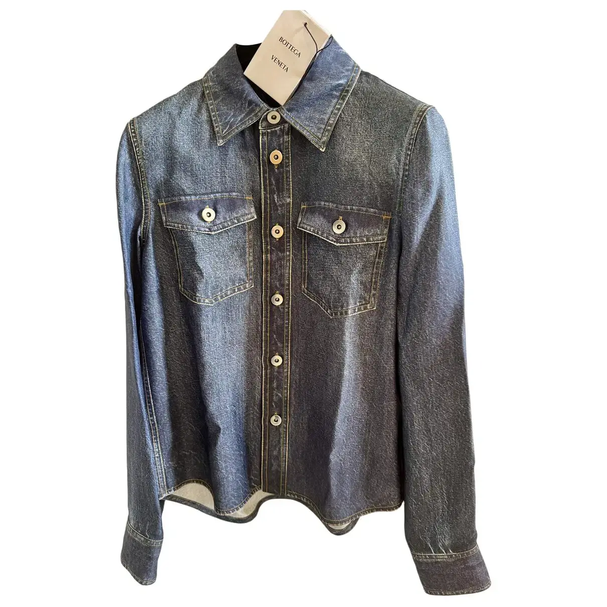 Camicia blu Bottega Veneta con due tasche con patta sul petto e cuciture a contrasto.