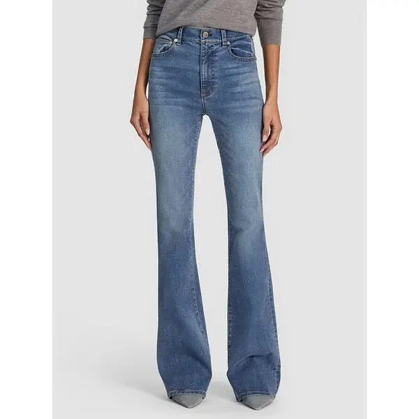 Jeans blu bootcut indossati da una modella.