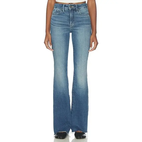 Modella con jeans blu a zampa Good American.
