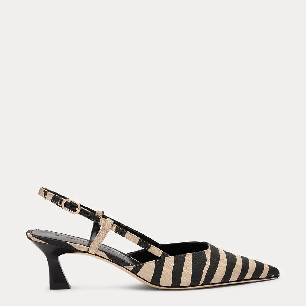 Scarpa slingback a punta con righe zebra beige e nere e tacco basso.
